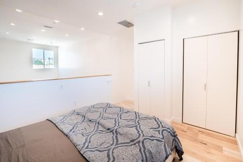Chic Modern Loft in Hollywood 1 Bedroom with Balcony & Free Secure Parking, Los Angeles (fotografie 7)