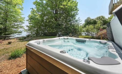 Private Waterfront on West Bay with Hot Tub! in Suttons Bay, USA