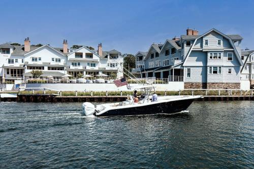Canoe Place Waterfront Residences in Hampton Bays, USA