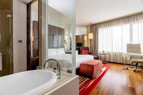 Executive King Room - Lounge Access image 10
