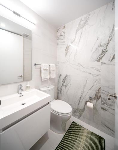 Luxury Full Floor Chelsea with WasherDryer 2bd - image 13