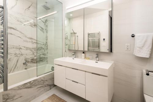 Luxury Full Floor Chelsea with WasherDryer 2bd - image 2