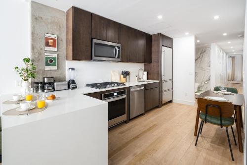 Luxury Full Floor Chelsea with WasherDryer 2bd in New York, USA