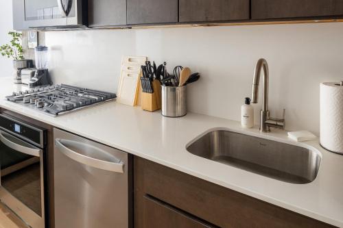 Luxury Full Floor Chelsea with WasherDryer 2bd - image 5