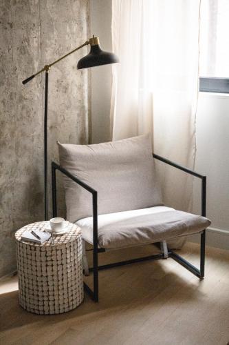Luxury Full Floor Chelsea with WasherDryer 2bd - image 6