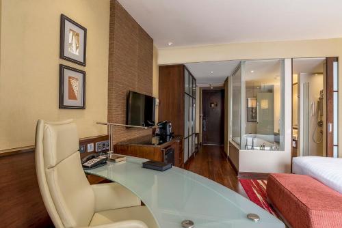 Deluxe King Room image 9