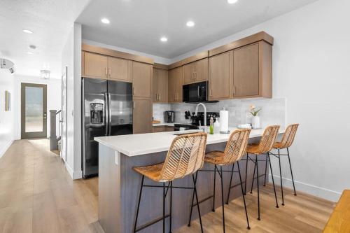 Resort Pool BBQ Hot Tub Pickleball Kitchen