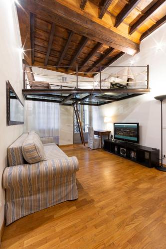 1 king bed, 1 twin bed, 2 sofa beds