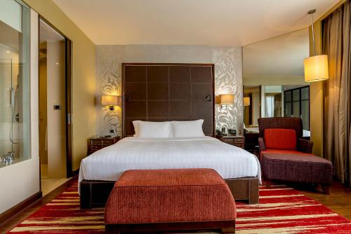 Deluxe King Room image 8