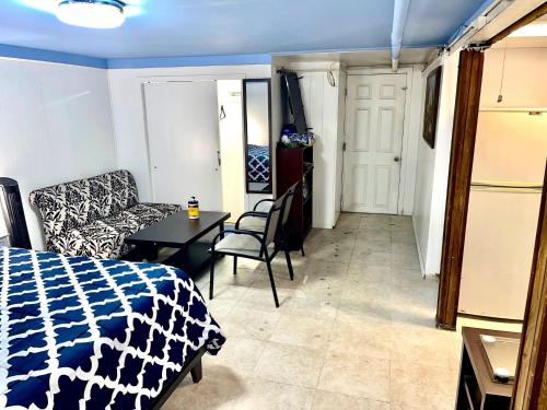 LGA Airport near, Studio walk in bsmt Apt in a Private House! in East Elmhurst, USA