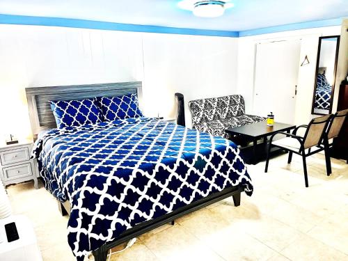 LGA Airport near, Studio walk in bsmt Apt in a Private House! in East Elmhurst, Vereinigte Staaten von Amerika