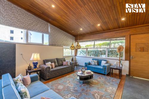 StayVista at Cheerio - Elysium Estate Valley View 2BR, Bonfire & Meals, Shimla