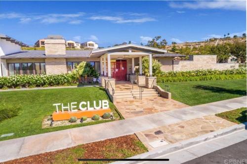 GOODE HOMES Luxury Modern Home with Pool and Spa