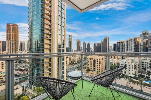 Walk to Burj Khalifa from this 2BR with Skyline Balcony View, Dubai (foto 2)