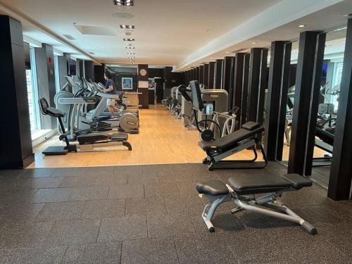 Walk to Burj Khalifa from this 2BR with Skyline Balcony View, Dubai (foto 6)