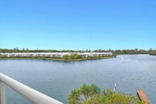 Water View Modern Three-level Townhouse in Carrara in Carrara