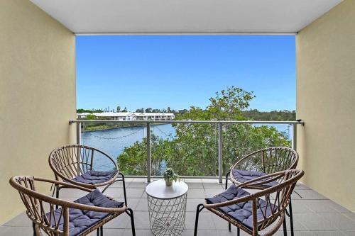 Water View Modern Three-level Townhouse in Carrara in Carrara