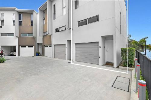Water View Modern Three-level Townhouse in Carrara in Carrara