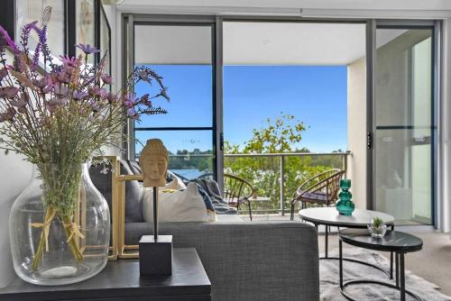 Water View Modern Three-level Townhouse in Carrara in Carrara
