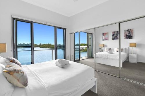 Water View Modern Three-level Townhouse in Carrara in Carrara