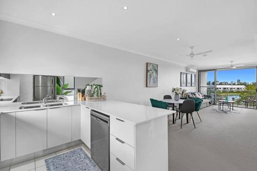 Water View Modern Three-level Townhouse in Carrara in Carrara