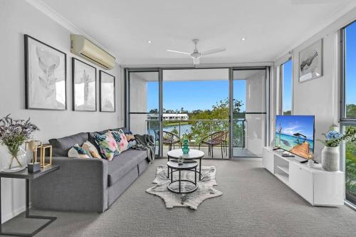 Water View Modern Three-level Townhouse in Carrara in Carrara