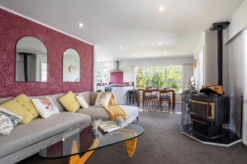 Family Home with Spa, Office and BBQ in Hornby