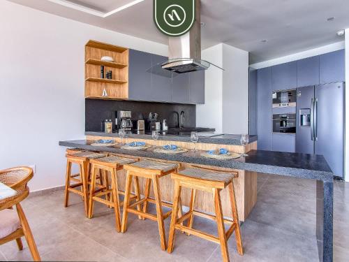 Luxury Oceanfront 3 BR Condo - Private Jacuzzi in Cruz de Huanacaxtle, Mexico