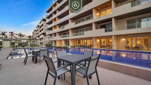 Stylish 2 BR Condo Near to the Beach - Pool in El Pueblito, Mexiko