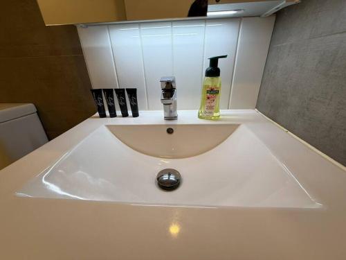 Hot Deal! Sky Stars Central Haven Studio with nice pool In CBD heart