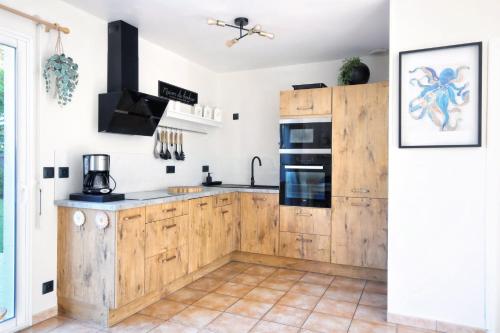 virtuve, Le Poulpe Bleu - Maison 6p avec jardin in Saint-Jean-de-la-Riviere