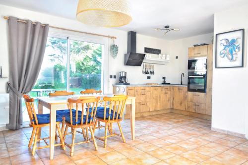 virtuve, Le Poulpe Bleu - Maison 6p avec jardin in Saint-Jean-de-la-Riviere