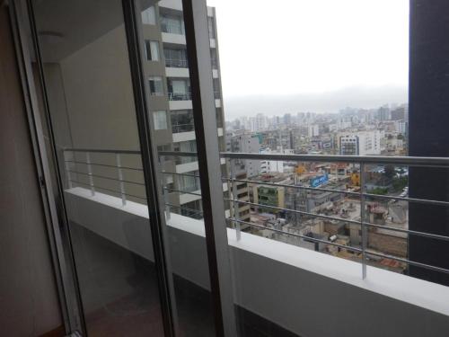 Apartment near to MIRAFLORES, BEACHES & REBAGLIATI HOSPITAL ! Panoramic View,Pool, Gym,Private Park in LINCE, Lima (foto 9)