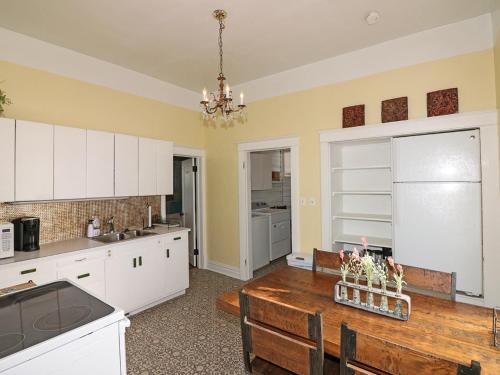 مطبخ, Vintage Parlor home in Grand Junction
