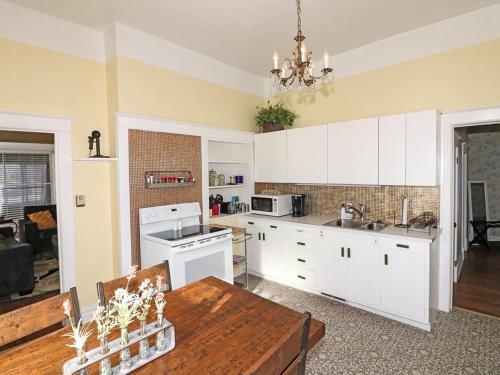 مطبخ, Vintage Parlor home in Grand Junction