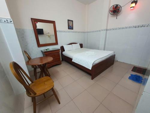 room detail thumbnail 2