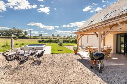 Country house, heated pool, nordic bath and great views in Agonges
