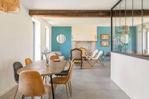 Country house, heated pool, nordic bath and great views in Agonges