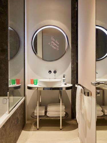 room detail thumbnail 2