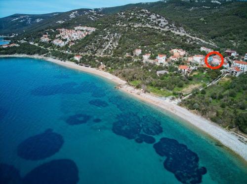 Ferienhaus ADRIENNE 100m vom Strand in Miholascica auf der Insel Cres in Miholašćica
