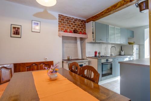 Ferienhaus ADRIENNE 100m vom Strand in Miholascica auf der Insel Cres in Miholašćica