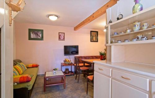 Ferienhaus ADRIENNE 100m vom Strand in Miholascica auf der Insel Cres in Miholašćica