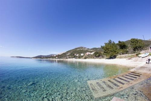 Ferienhaus ADRIENNE 100m vom Strand in Miholascica auf der Insel Cres in Miholašćica
