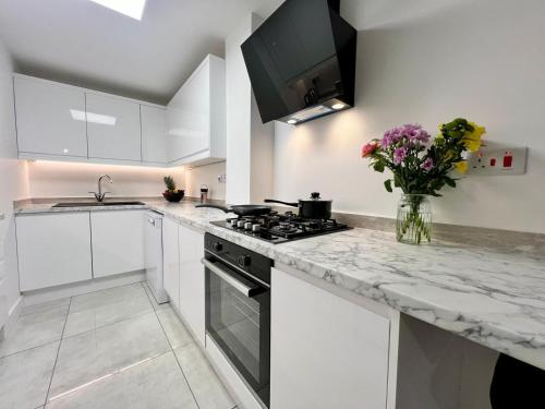 Borage House- Stylish and Spacious 3BR - image 14