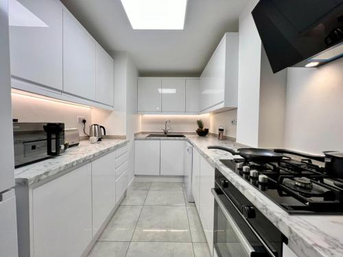 Borage House- Stylish and Spacious 3BR - image 12