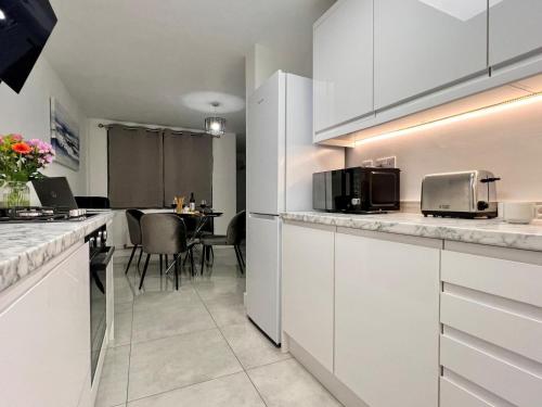Borage House- Stylish and Spacious 3BR - image 11