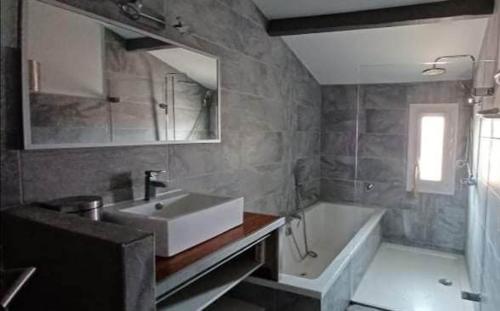 Petit appartement 2 chambres avec terasse dans villa grimaude near PIZZA JO