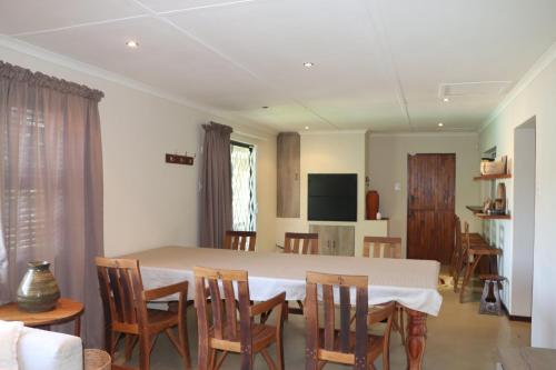. du Repos (Lovely & Relaxing 2-Bedroom Unit with Patio)