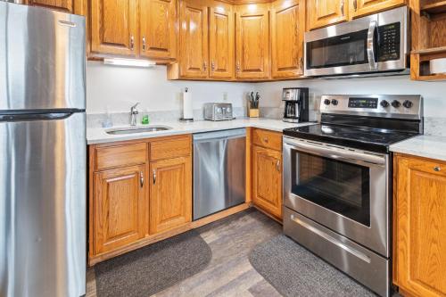 Kitchen, ML184 1st Floor No Elevator EZ Gated Parking WiFi in Snowshoe (WV)