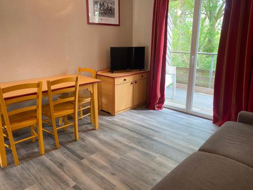 Maisonnette en bois pour 4 personne village vacances Avec in Cassen